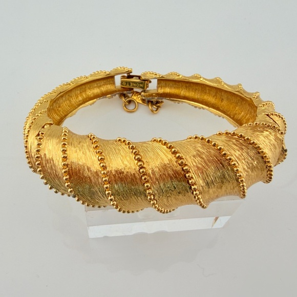 Vintage Monet textured gold bangle bracelet 1960-1970s - Picture 3 of 14